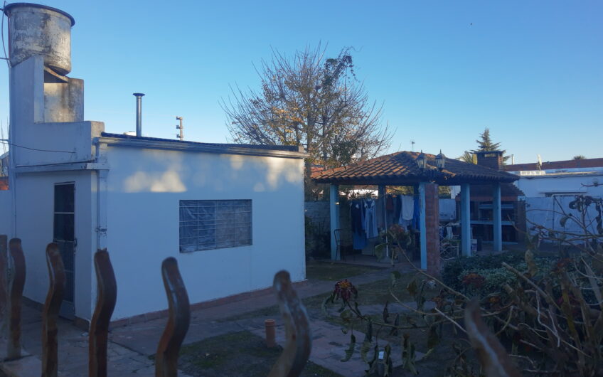 Casa con Parque y cochera doble Acepta Depto en La Plata!!