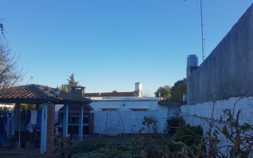Casa con Parque y cochera doble Acepta Depto en La Plata!!