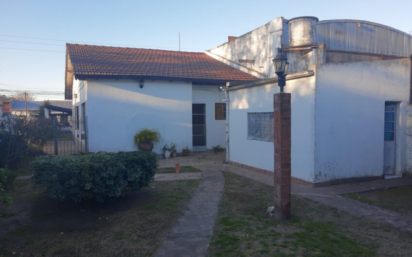 Casa con Parque y cochera doble Acepta Depto en La Plata!!