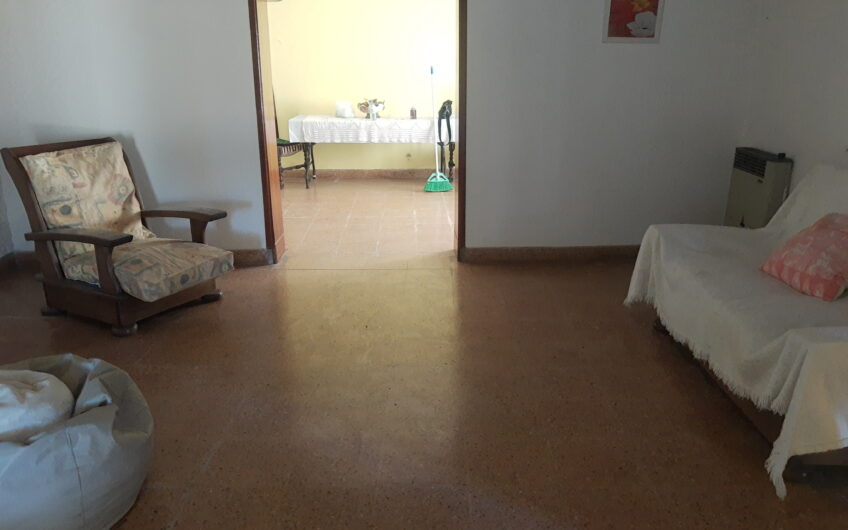 CASA MUY AMPLIA Y EN EXCELENTE ESTADO EN 125 e/ 94 Y 95