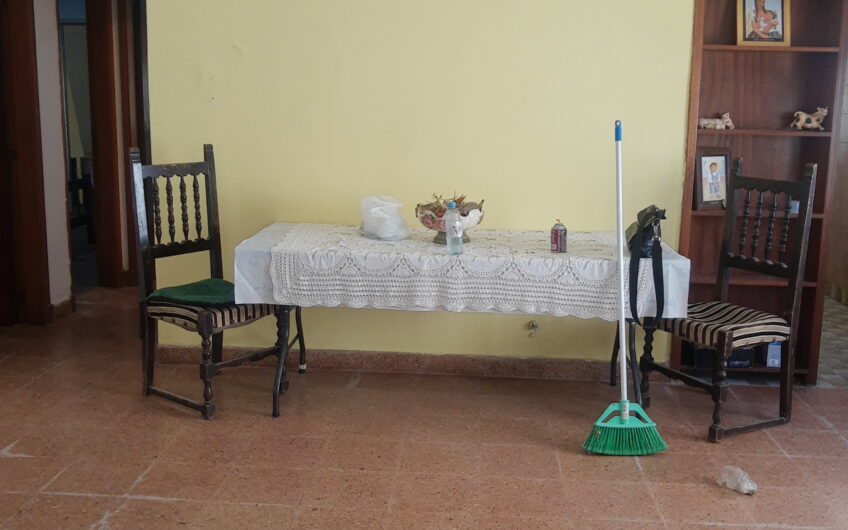CASA MUY AMPLIA Y EN EXCELENTE ESTADO EN 125 e/ 94 Y 95