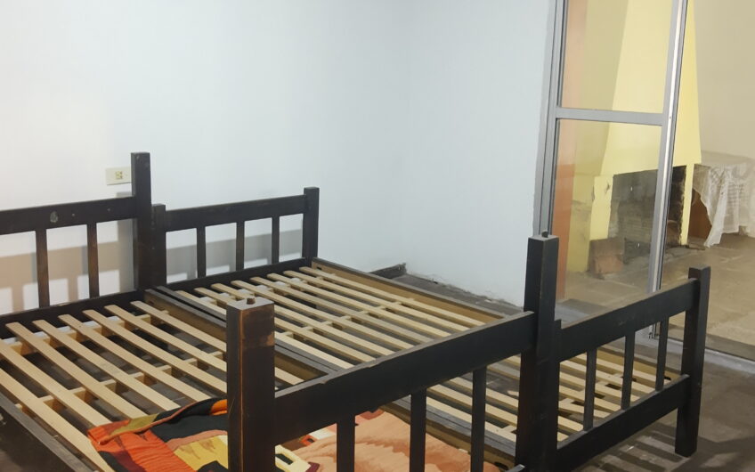 CASA MUY AMPLIA Y EN EXCELENTE ESTADO EN 125 e/ 94 Y 95