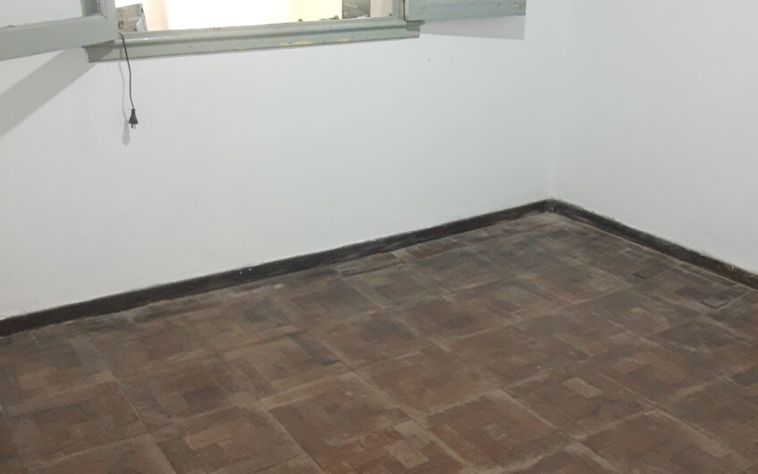 CASA MUY AMPLIA Y EN EXCELENTE ESTADO EN 125 e/ 94 Y 95