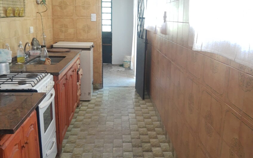 CASA MUY AMPLIA Y EN EXCELENTE ESTADO EN 125 e/ 94 Y 95