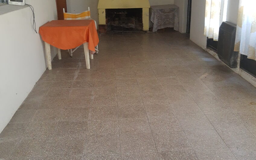 CASA MUY AMPLIA Y EN EXCELENTE ESTADO EN 125 e/ 94 Y 95
