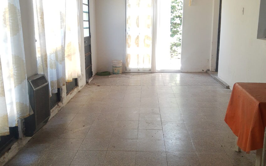 CASA MUY AMPLIA Y EN EXCELENTE ESTADO EN 125 e/ 94 Y 95