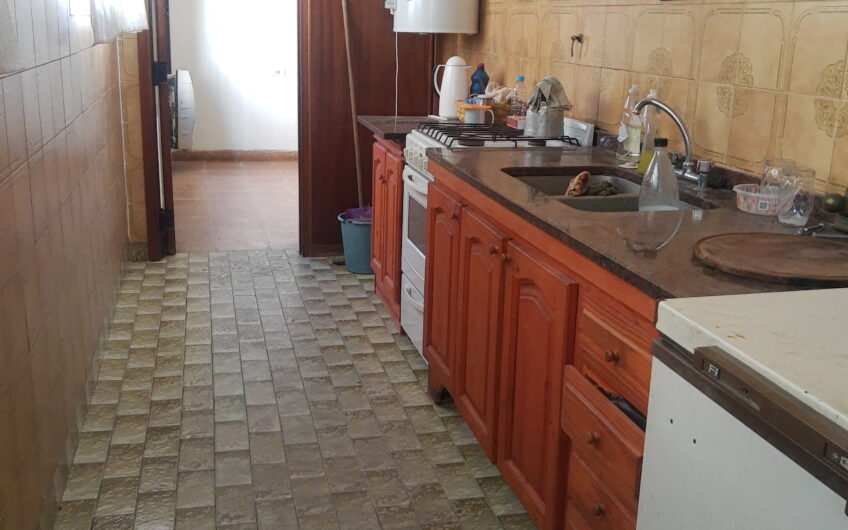 CASA MUY AMPLIA Y EN EXCELENTE ESTADO EN 125 e/ 94 Y 95