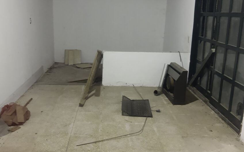 CASA MUY AMPLIA Y EN EXCELENTE ESTADO EN 125 e/ 94 Y 95