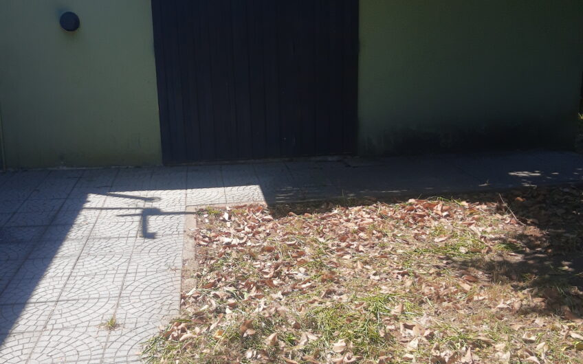 CASA MUY AMPLIA Y EN EXCELENTE ESTADO EN 125 e/ 94 Y 95