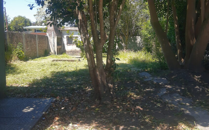CASA MUY AMPLIA Y EN EXCELENTE ESTADO EN 125 e/ 94 Y 95