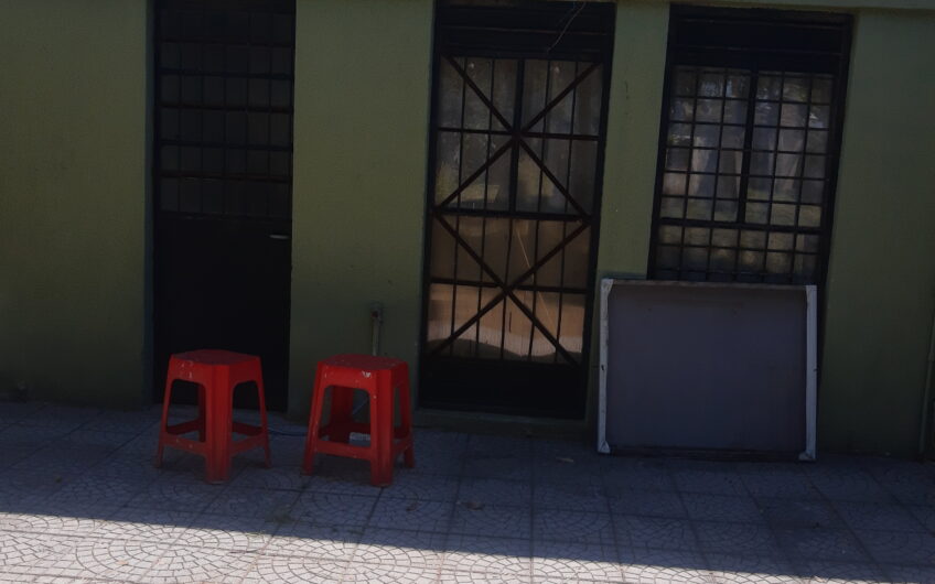 CASA MUY AMPLIA Y EN EXCELENTE ESTADO EN 125 e/ 94 Y 95