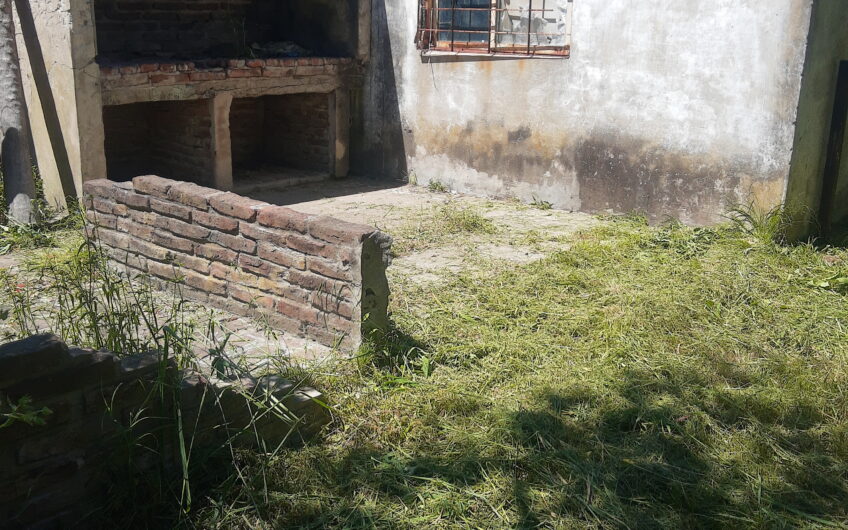 CASA MUY AMPLIA Y EN EXCELENTE ESTADO EN 125 e/ 94 Y 95